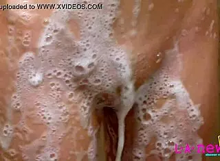 棕发小妞浴室爆菊中出