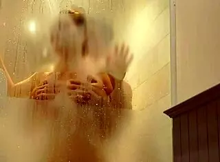 Vợ xinh đẹp bị địt mạnh trong phòng tắm