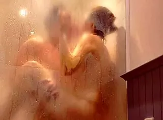 Vợ xinh đẹp bị địt mạnh trong phòng tắm