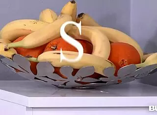 Busty Victoria Summers Stuffs Shaved Pussy with Banana 🍌