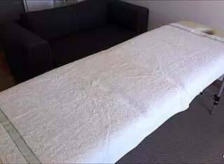 Wow, the Masseur Gives Housewife a Happy Ending with Cum!