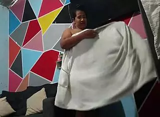 siempre le he tenido ganas a mi mejor amiga y esta vez aprovechare que estamos solas para insinuarmele y tener sexo lesbico