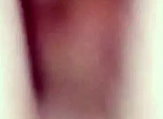 con una rica lencería puesta le chupo su deliciosa verga blanca a mi esposo