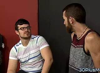 Look at this muscular hunk sucking cock in high definition, so hardcore!