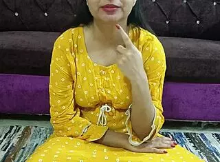 在牧场，美丽的年轻18+印度嫂子用脏话逼迫小叔第一次操她的逼