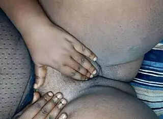 淫荡熟妻自摸湿光逼激情自慰