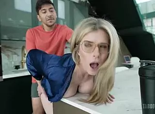 后妈是个婊子，所以我操了她继妹的屁股，哎呀！- Cory Chase