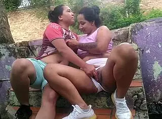 Le Doy a Chupar Bonbon a Mi Hermanastra de Mis Tetas