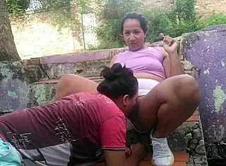 Le Doy a Chupar Bonbon a Mi Hermanastra de Mis Tetas