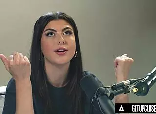 Up Close: Attractive Gal Ritchie Orgasms Solo