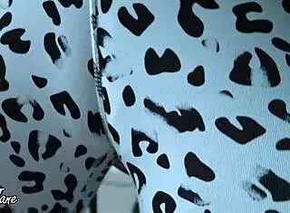 健身宝贝穿制服用内裤和瑜伽裤自慰