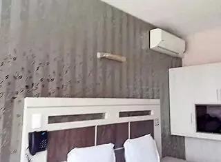 Entering a luxurious hotel in Lince leads to unexpected encounters