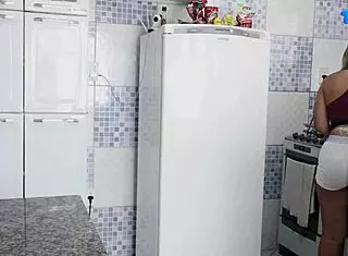 Peguei a Gostosa da Empregada Fritando um Ovo e Meti no Cú Dela