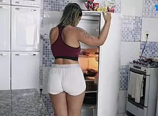 Peguei a Gostosa da Empregada Fritando um Ovo e Meti no Cú Dela