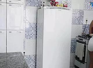 Peguei a Gostosa da Empregada Fritando um Ovo e Meti no Cú Dela