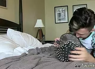 饥渴男同护士给瘦弱男孩狂野口爆！