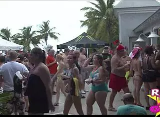 Slutty amateur flashes nude on the street at fantasy fest party