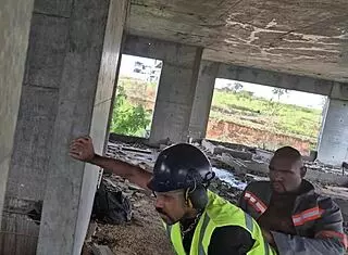 After everyone left, workers fuck shamelessly in the construction building.