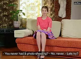 娜塔莎·贝妮展示处女嫩逼在激烈俄罗斯女孩场景