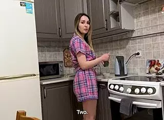 呃，我朋友的性感MILF妈妈... 希望不是只在梦里！