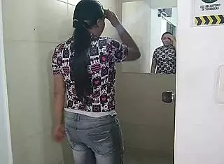 Ya Que Estamos De Fiesta En La Casa De Mi Amigo Utilizo Su Baño Para Follar Con Su Prometida Sin Que El Se De Cuenta