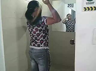 Ya Que Estamos De Fiesta En La Casa De Mi Amigo Utilizo Su Baño Para Follar Con Su Prometida Sin Que El Se De Cuenta