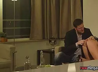 欧洲辣妹双洞齐插颜射！