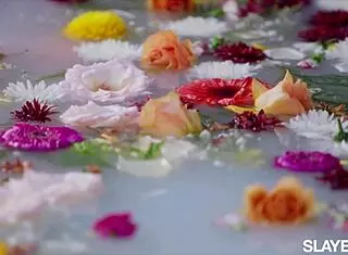 棕发Allie金发Alina浴室互舔骚逼