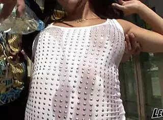 西班牙黑发妹户外舔巨屌口爆