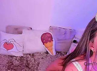 Watch this gorgeous babe finger herself to orgasm on webcam.