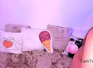 Watch this gorgeous babe finger herself to orgasm on webcam.