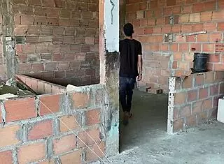 Le FOLLO por primera vez el ENORME coño de mi patrona y me CORRO dentro