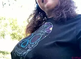 Wanna see bouncing boobs and dirty feet pissing?