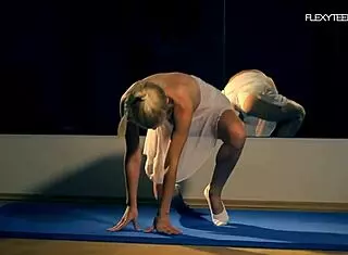 业余俄罗斯舞娘白裙诱惑