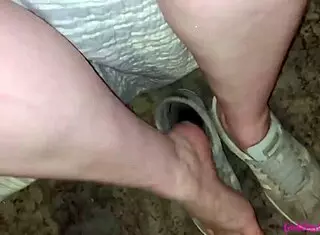 Wanna see bouncing boobs and dirty feet pissing?