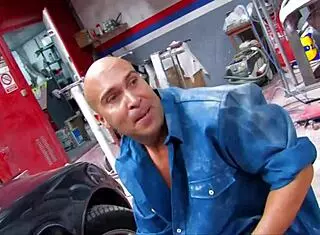 French amateurs fuck in garage.