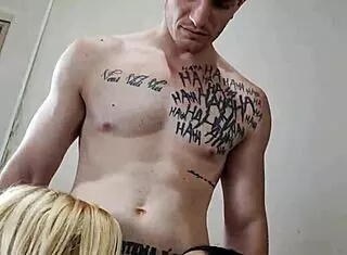 namorado safado bota mulher e deixa amigo gay chupar pau.