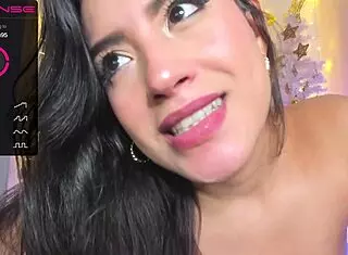 她狂吸巨屌假阳具口水滴骚逼湿屏