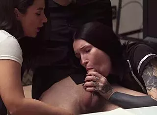 女学生轮流操书呆子，用深喉和肛门玩具狂野群P