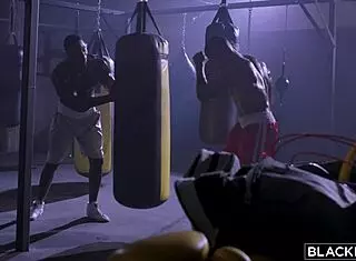 Blacked莱利·里德弯腰被舔双骑怪物鸡巴射精肛交棕发金发