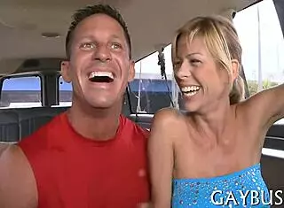 同志猛男爽翻天口交服务