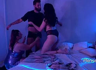 a vizinha chamou a policia pra acabar com nossa festinha e chupamos ele tambem - biella e agatha ludovino