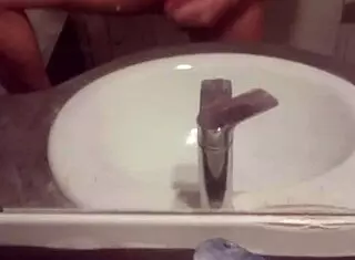 Young guy jerks off solo 😏