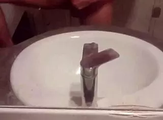 Young guy jerks off solo 😏