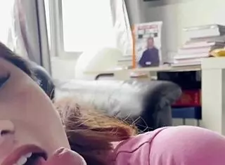 哟，马里娜·戈尔德用紧逼操老家伙！