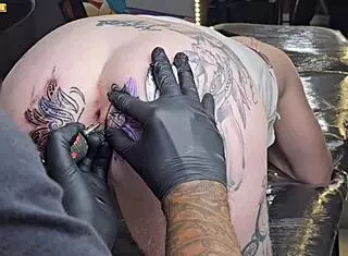 iniciando o dia com uma mudança na minha tatuagem anal 1