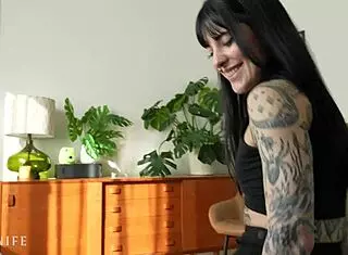 I sneak sex with my step sister's hot bff.