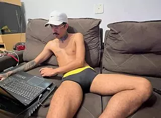 Wow, Parte 2 Novinho Roludo Batendo Punheta Com Monster Cock!