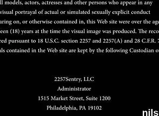 嘿，看这个贱妞接受残酷的肛门治疗！