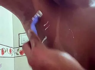 depilando a bucetinha e o cuzinho para usar com varios paus grande